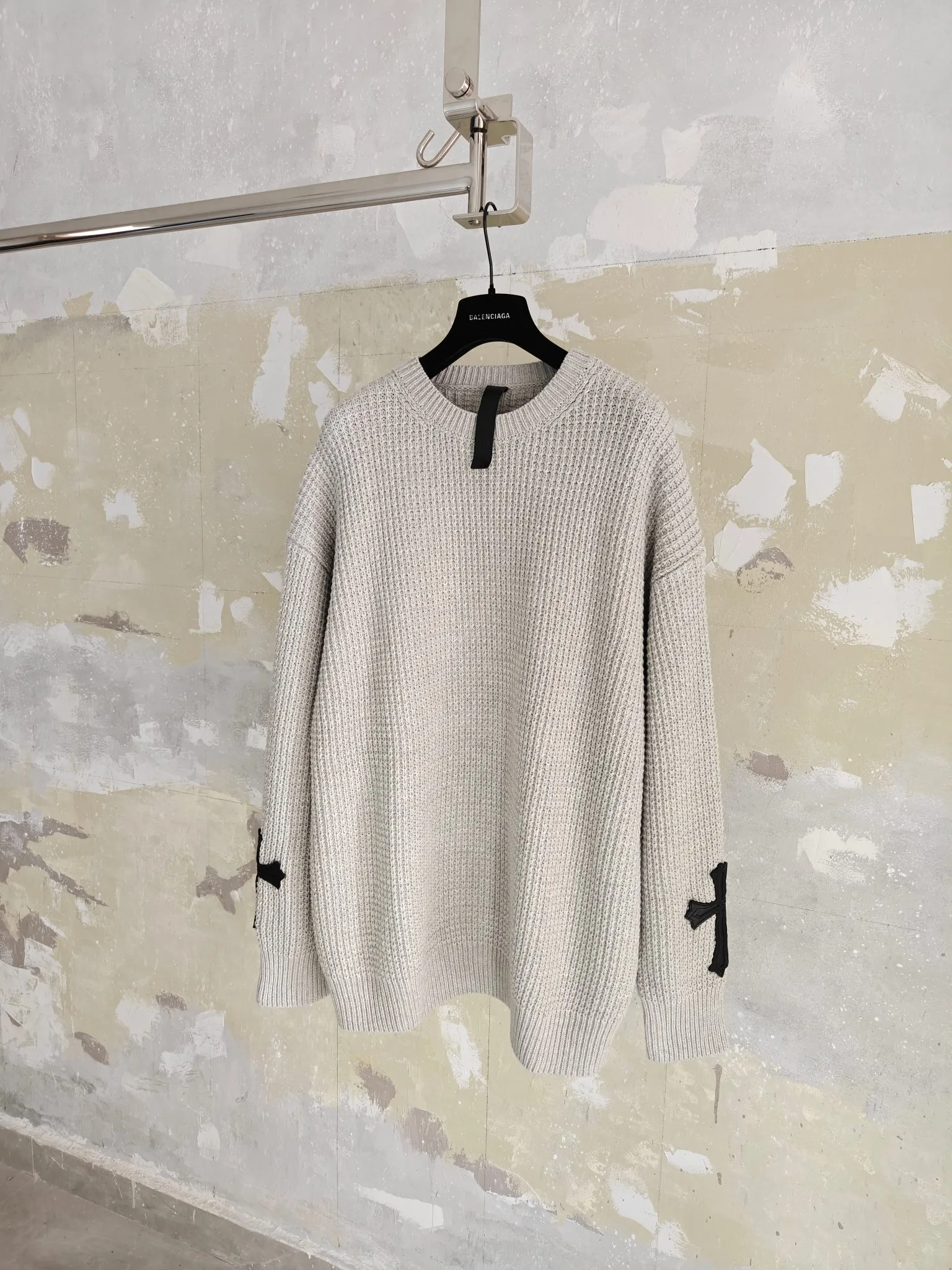 P550 Chrome Hearts cashmere waffle sweater. The main fabric is made of custom-woven and dyed cashmere and mulberry silk blended yarn. The whole dress takes nearly 200 minutes. The Chrome Hearts cross leather on both sides of the sleeves is genuine sheepskin. Hardware. The cross sheepskin is sewn by hand. The labor cost is extremely high. The back hardware accessories are molded and made to order. They are aged and oxidized. Size S M L